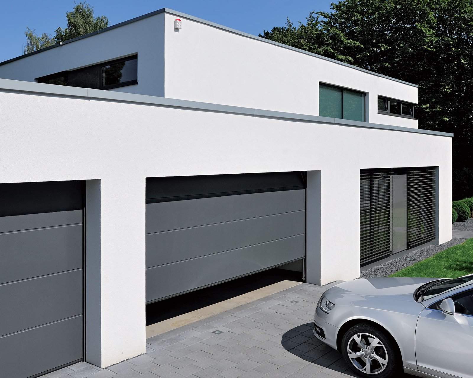 Me.Ge.Bat : Motorisations adaptées aux portes sectionnelles, basculantes, enroulables ou coulissantes.