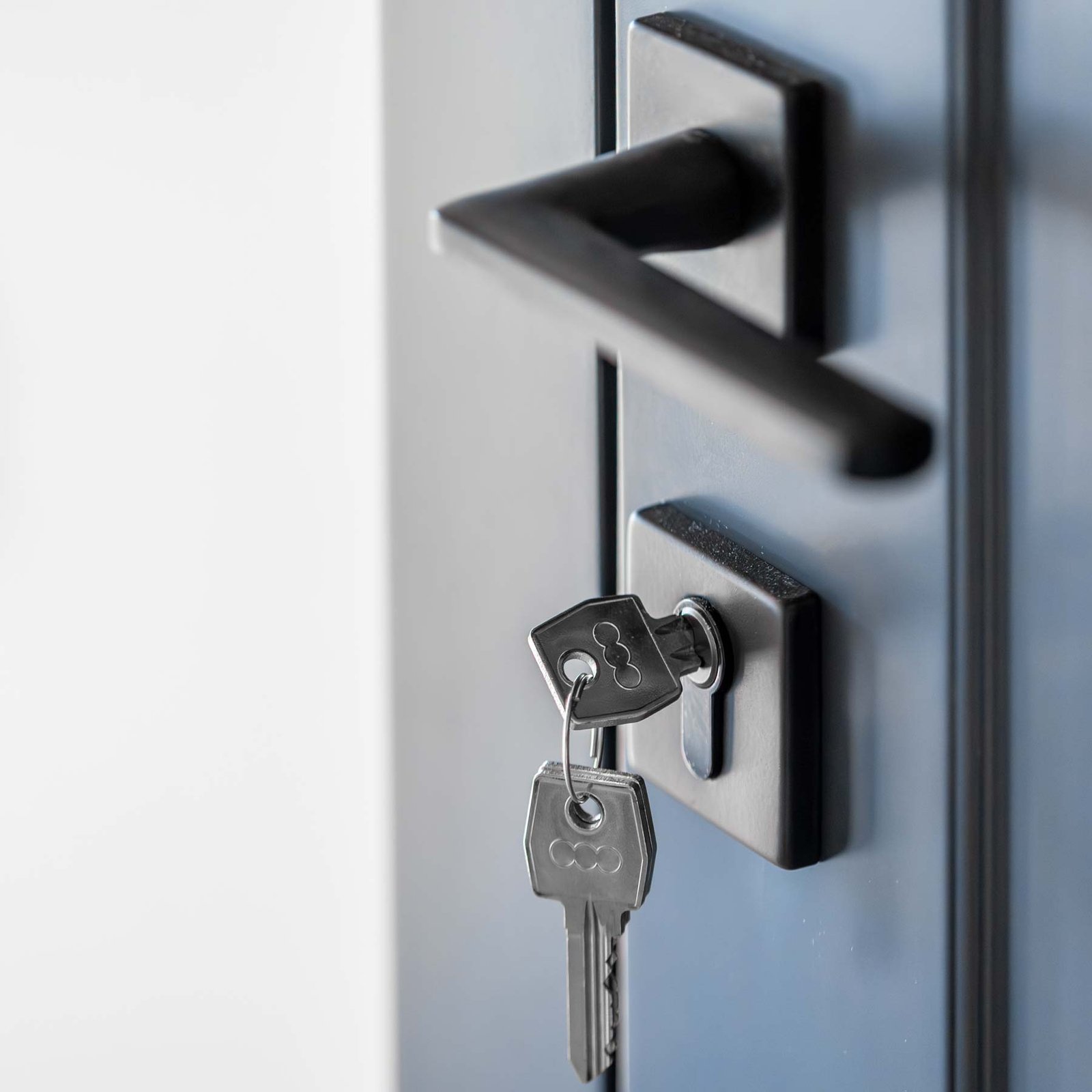 Me.Ge.Bat : Serrures multipoints, ferrures renforcées, vitrages feuilletés pour ralentir les tentatives d’effraction.