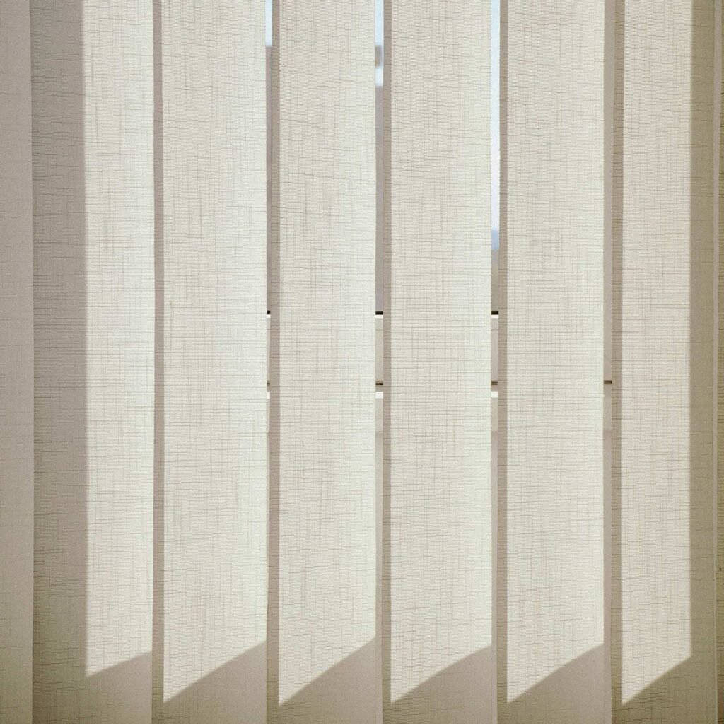 Me.Ge.Bat : Stores à bandes verticales (californiens) : idéals pour les grandes baies vitrées et les bureaux.